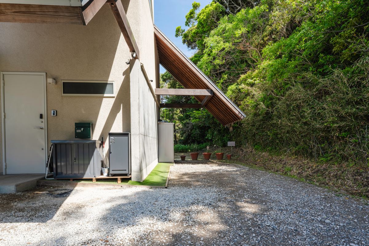 サウナ脇の設備と建物の外観