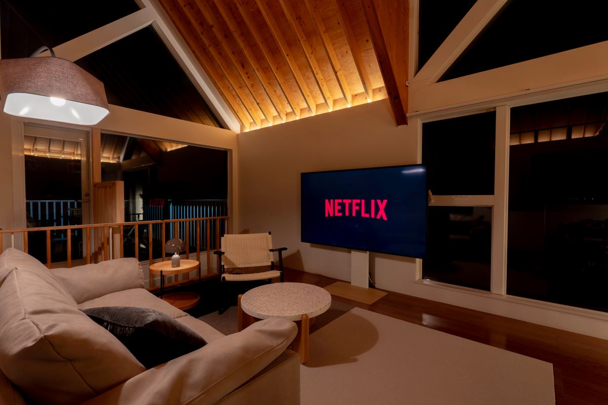 間接照明を落とした夜のリビング